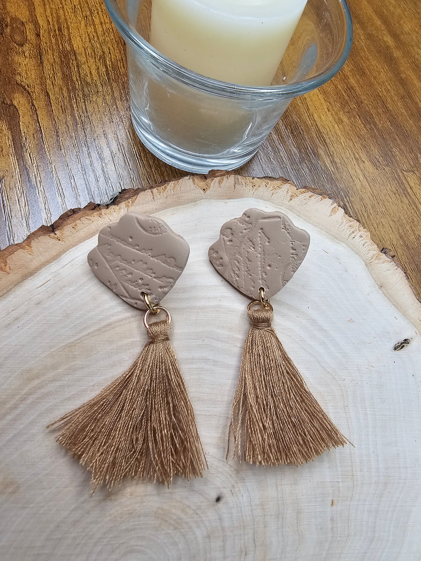 Brown tassel post